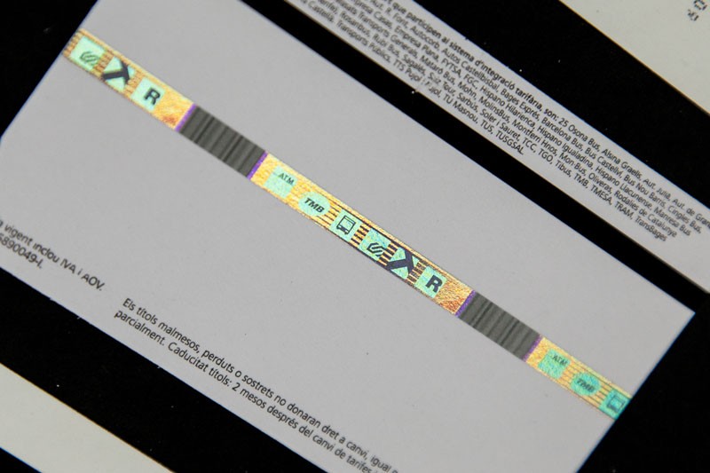 Tarjeta de metro con banda holografica