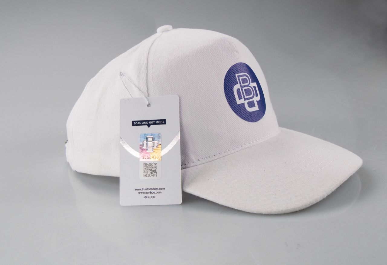 Etiqueta con holograma en producto textil Etiqueta con holograma en producto textil