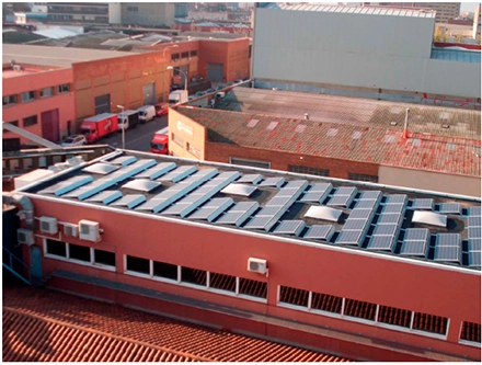 Instalación de paneles solares duraderos en Comercial Arqué